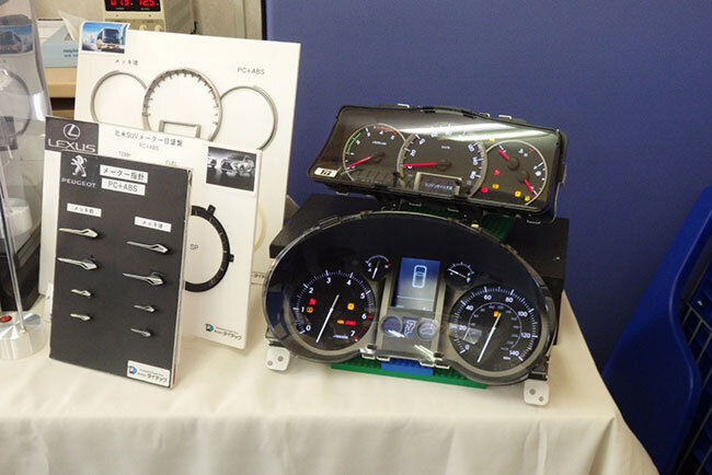 ダイテックの2色成形技術で製造されたメーター周りの樹脂部品