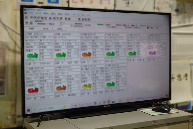 すべての成形機をコンピュータに接続した生産管理システム。各成形機の稼働状況をモニターに表示する