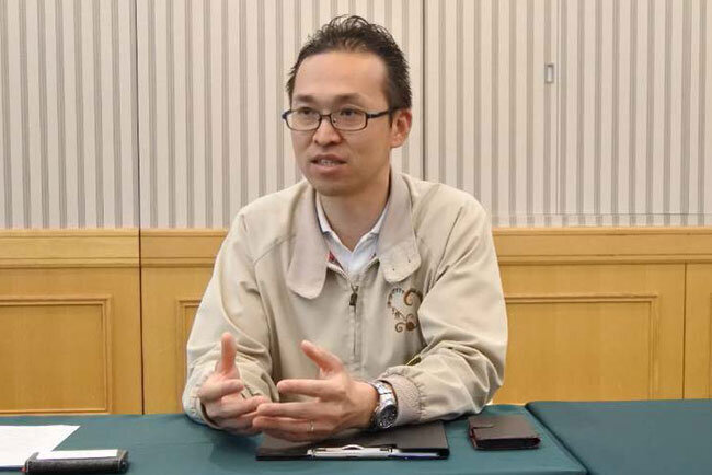 「酸性の空気でサーバーが壊れやすかった」と話す総務人事課の篠木悠多課長