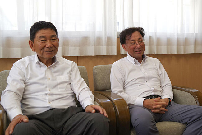 左は小川社長、右は佐々木皓一統括本部長