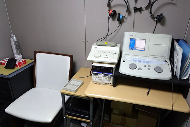 難聴の程度を検査機器で確認しながら自分に合った補聴器を選定する（リオネットセンター前橋店の検査室）