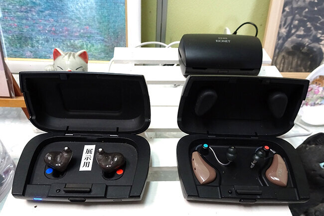 使用環境に合わせて調整する必要がないAI補聴器。2024年に商品化された