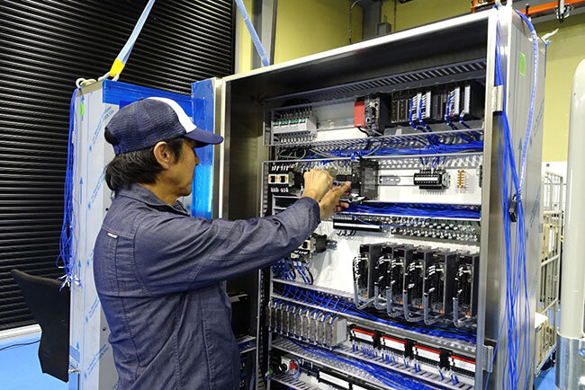 若くして入社した山森雄介社長は現場でベテラン技術者の指導を受けながら次第に仕事を習得した