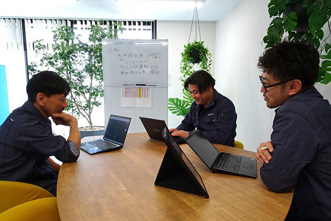 職場に緑を多く配置し働きやすい環境に配慮した