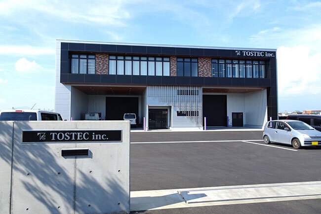 2025年5月末に竣工したばかりの新本社。隣接する工場も格段に作業環境が向上した