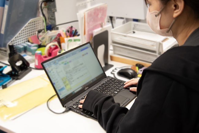 訪問看護の記録業務は訪問先から戻ってから事務所で入力。業務の省力化を図るため、今後は訪問先で入力ができるタブレット端末の活用も視野に入れている