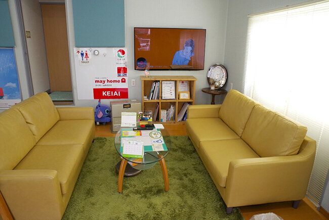 事務所に出社する従業員は少ないため、仕事机は並べず接客のためのソファが置かれている
