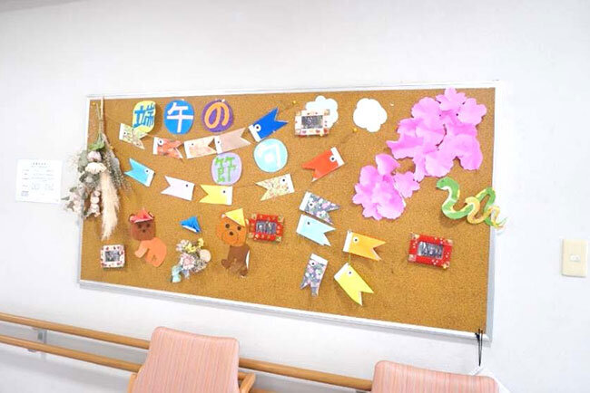 入居者がレクリエーションで折り紙を使って制作した壁飾り