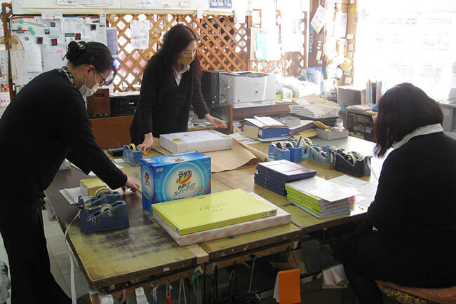 ギフトを包装する丸久の社員