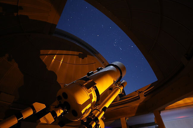 高崎市から運営委託を受けている「くらぶちこども天文台」は30センチ反射望遠鏡で昼間でも天体観測ができる。天文課の武井課長、鈴木主任によると「子どもだけでなく大人の利用も多い」という