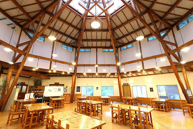木のぬくもりがある吹き抜けの食堂・休息スペース