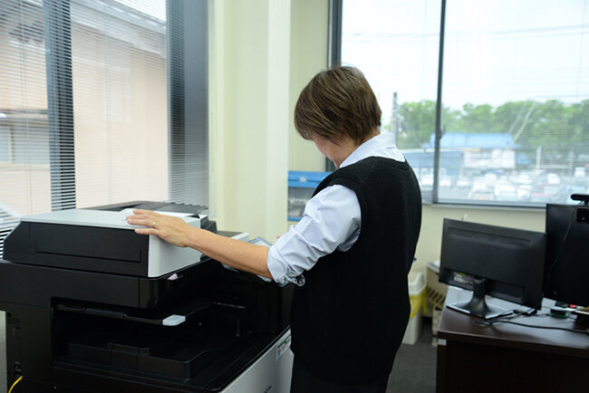 個人データから申請書類まで取り扱う書類は多い。紙の書類をスキャニング、プリント、FAX送信する業務も多く、複合機は欠かせない存在