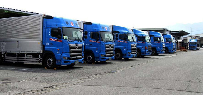 甲府通運の主力事業拠点である田富営業所に並ぶトラック群