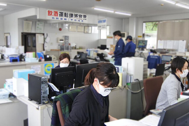 田富営業所のオフィス内。「飲酒運転撲滅宣言」というスローガンが掲げられている