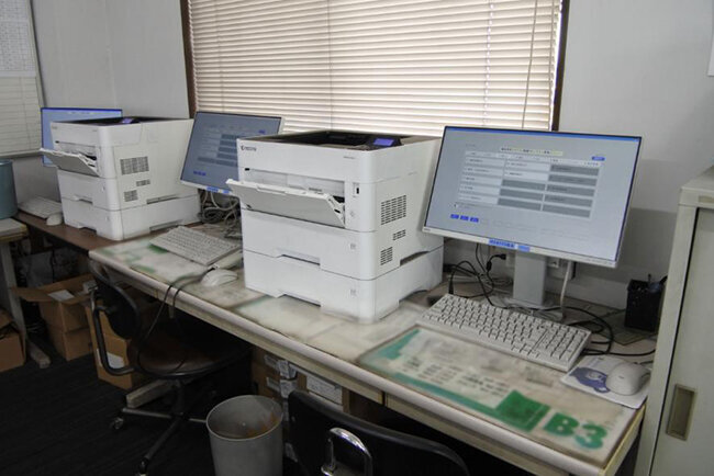 田富営業所のオフィス内に並ぶ運行管理システムのモニター