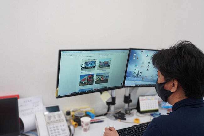 ホームページ作成システムを使って編集作業を行う様子