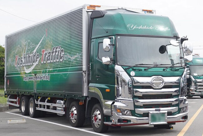 吉秀トラフィックの社名をプリントしたトラック