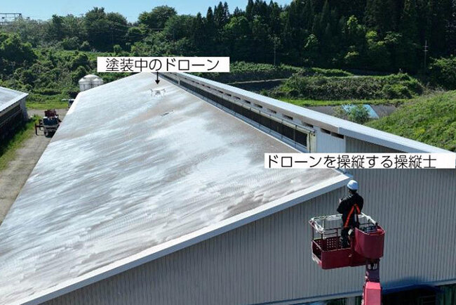 ドローンを使って屋根へ遮熱塗料の吹付け塗装を行う様子