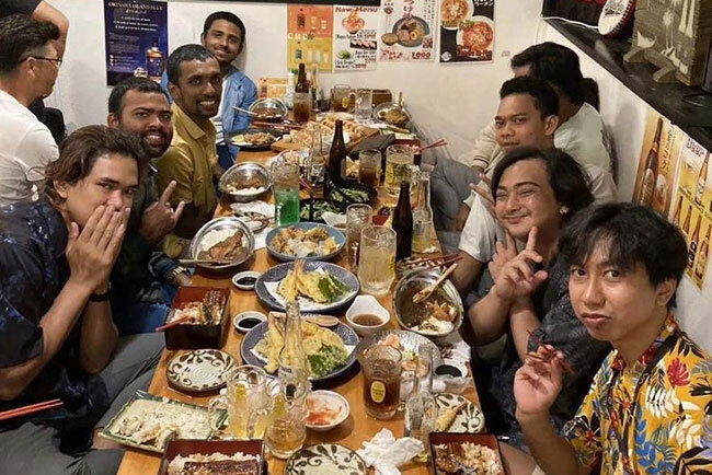 会社の懇親会を楽しむさわだ建設の海外人材の皆さん