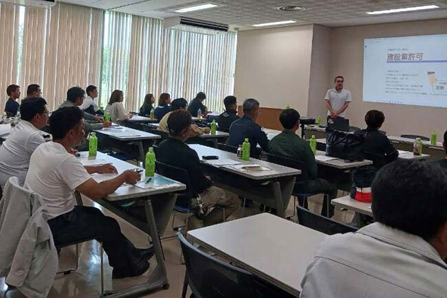 沖縄型枠三水会の勉強会の様子