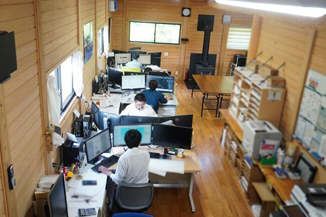 木の香りが漂う落ち着いた雰囲気のティーディエスのオフィス