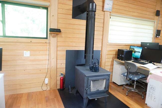 オフィスにしつらえられている薪ストーブ
