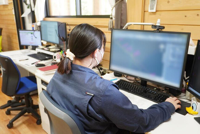 CADを使って設計作業に取り組む様子