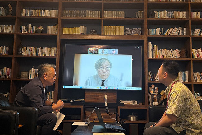 研究所のオフィスで取材の様子