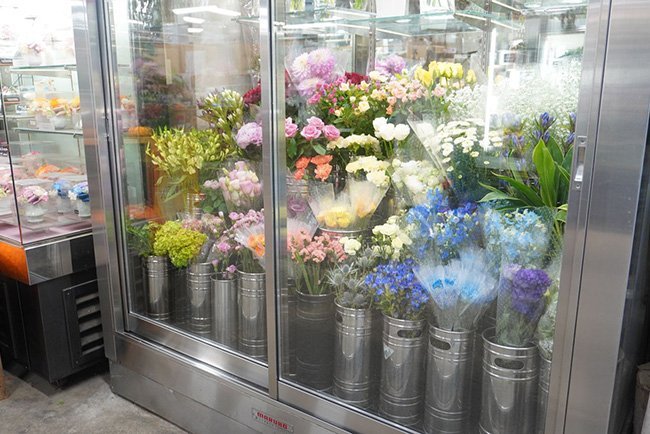 店舗内のショーケースでは四季折々の花が飾られている