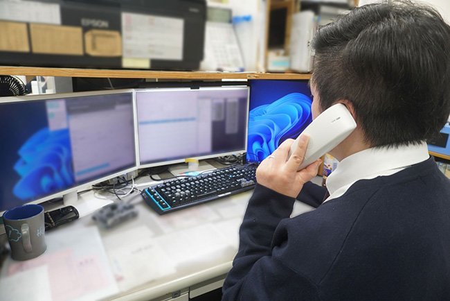 画面で顧客の情報を確認しながら電話応対する様子