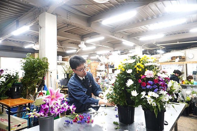 花のアレンジメントに取り組む様子