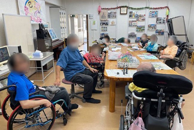 共有スペースでは、和気あいあいとした雰囲気でそれぞれの創作活動にいそしむ