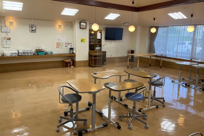 ダイニングルームの食卓。利用者の車椅子に合わせて高さが微調整されている