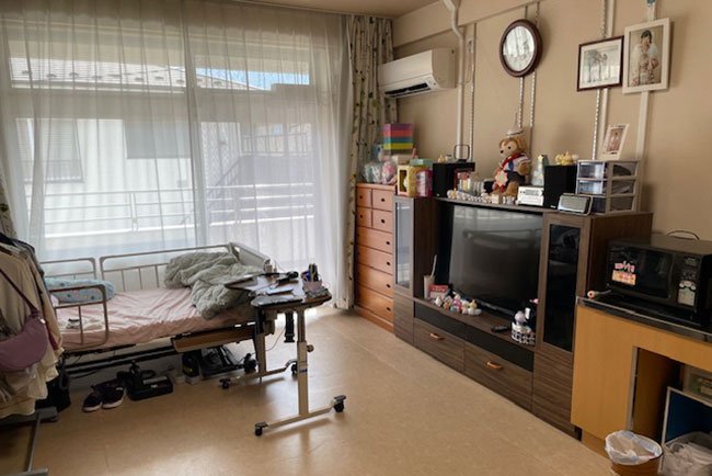 利用者の居室。車いすで動くことを考慮した広い空間、介護ベッドがなければ普通のマンションと変わらない雰囲気