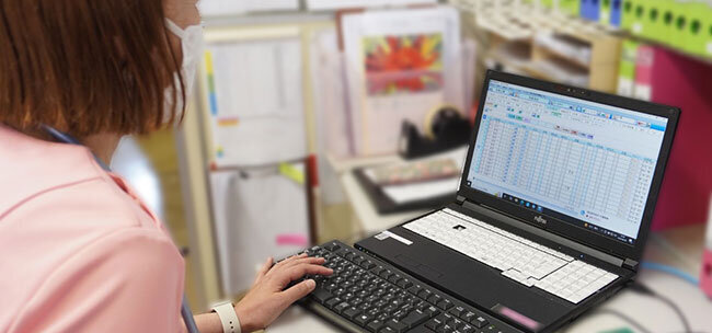 介護業務支援システムを活用する様子