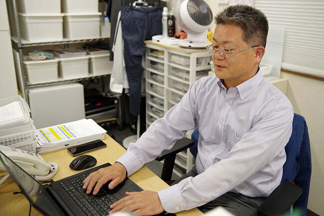 パソコンに向かう株式会社サーモテクノスの野崎要社長