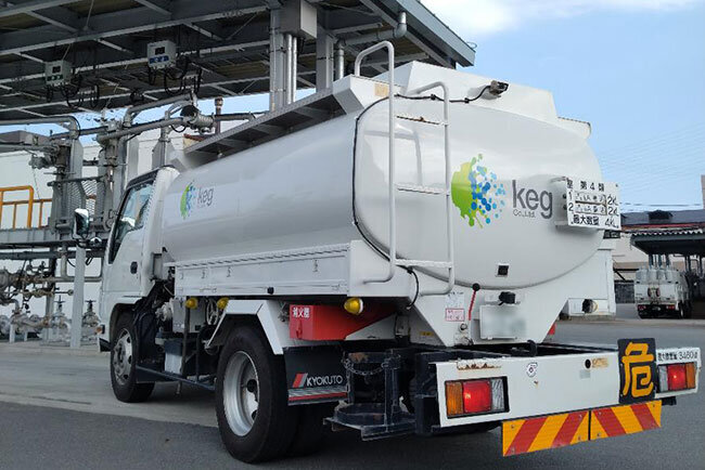 自社の車両で石油燃料を配達する様子