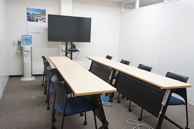 パーテーションを取り付けて会議などに使えるように個別の空間を作った