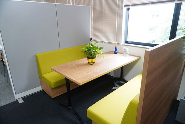 機動的にミーティングを行えるように打ち合わせスペースを設けている