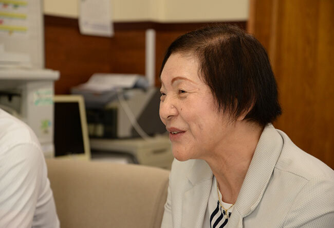 50歳の時、父親の介護のために29年勤めた医療機関を退職し、「ほほえみ倶楽部」を設立した同社代表取締役の松岡美代子氏