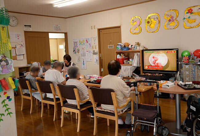 デイサービスでの食事風景。家庭と同じように食器に陶器を使えるのも、少人数の定員だからこそ実現できるメリット。アットホームで質の高い介護の実践を心がけている