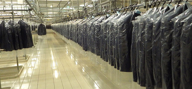効率的な混流生産を支える役割を持つ最大数万着の保管能力を持つ巨大倉庫