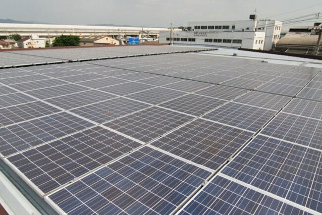 新工場の屋根に設置している太陽光発電パネル