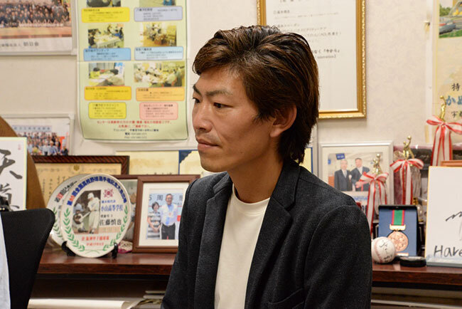 青柳理事長の子息 青柳正寛氏は同法人の特別養護老人ホーム「はりがや夢希の杜」施設長を務め、同法人の事業運営にも力を注ぐ