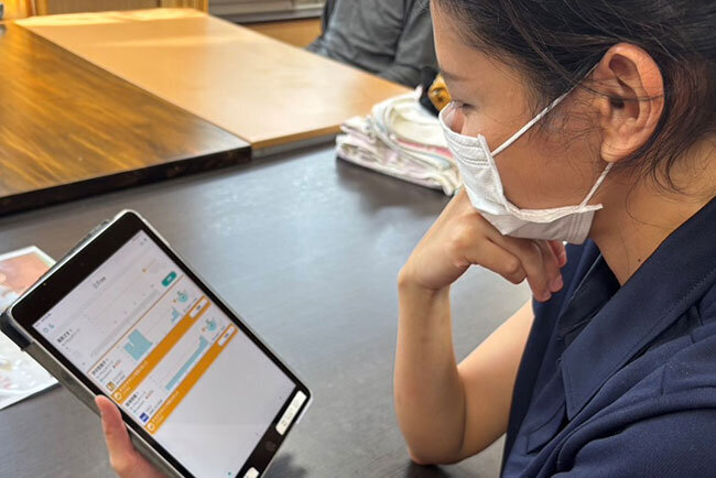 排泄ケアの変革にも取り組む朝日会。利用者の体に貼ったセンサー型パッチから膀胱の尿量を予測し、職員のタブレットにデータを転送するしくみだ