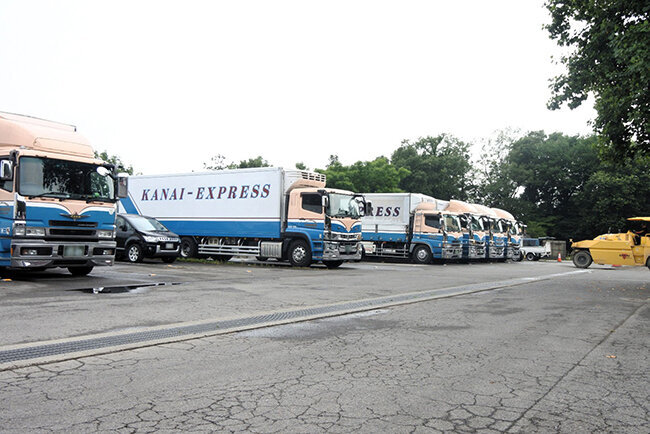 車体カラーを統一したトラック群