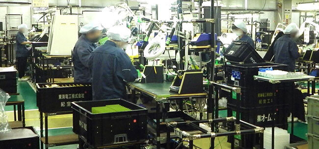 製造ラインでは近所の主婦などのパート従業員が全ての作業を担当している