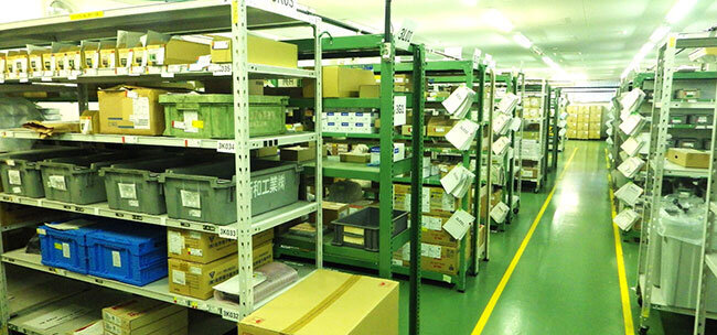 部品のピッキング業務を行うパナソニックエレクトリックワークス紀南電工の倉庫