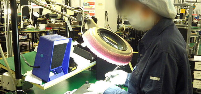 プリント基板モジュールを組み立てる女性パート従業員