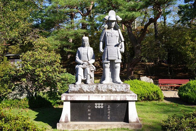 沼田城跡に立つ真田信之と小松姫の像